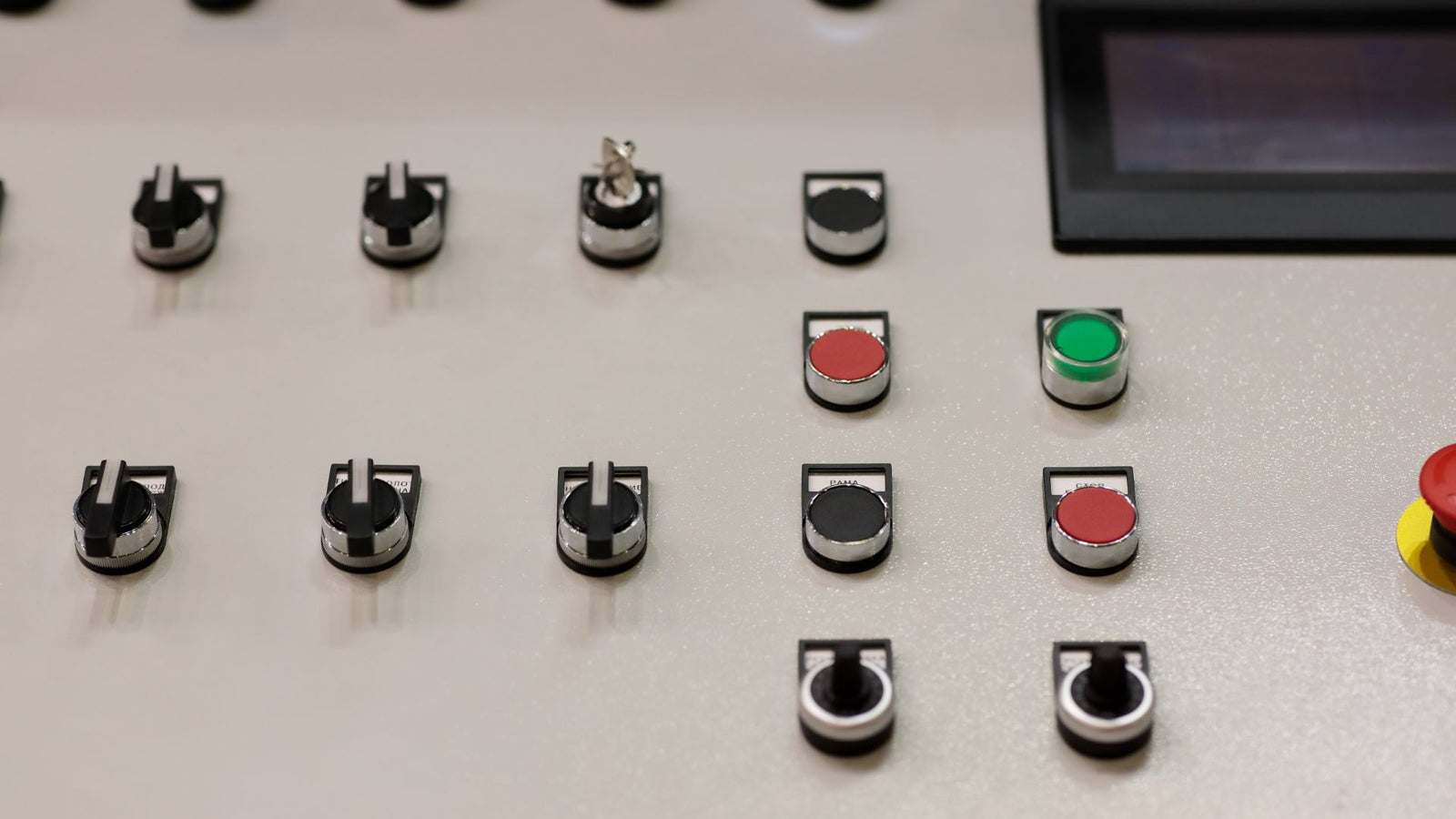 สวิตช์กดปุ่ม (Pushbutton Switch): ความสำคัญและการใช้งานในอุตสาหกรรม